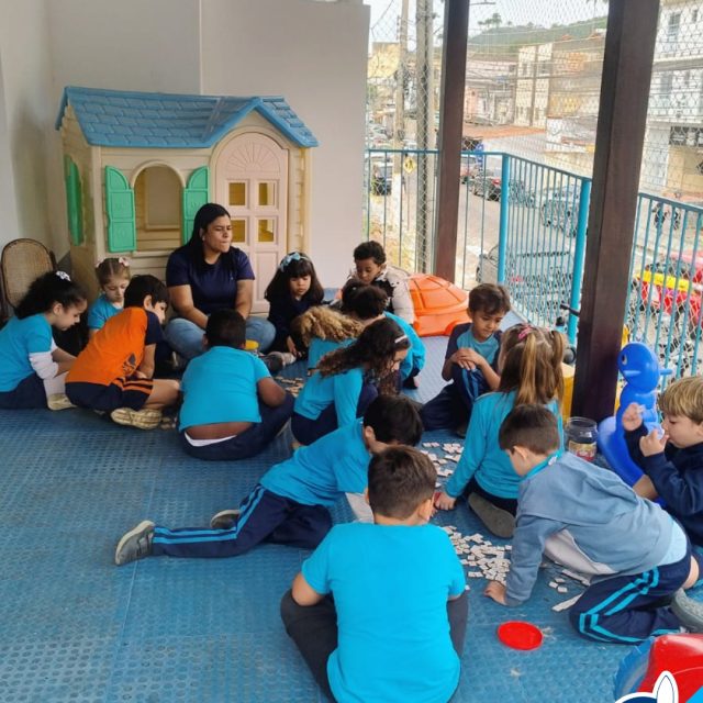 O Grupo Buriti realizou uma atividade de formação de palavras com a letra T, utilizando o alfabeto móvel. As crianças exploraram as letras, fizeram combinações e participaram da construção de diferentes palavras, desenvolvendo a consciência fonológica e a relação entre letras e sons.