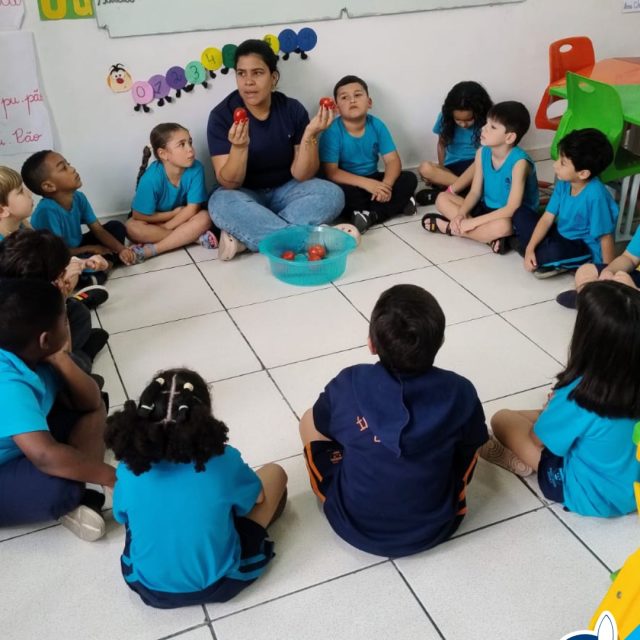 Na última sexta, a professora Tatiane apresentou ao Grupo Buriti a palavra “tomate”, proporcionando uma experiência de aprendizagem por meio da degustação de dois tipos diferentes: o tomate italiano e o tomate caqui. As crianças puderam observar, experimentar e perceber as diferenças de cores, formatos, sabores e texturas entre eles.